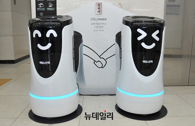 ▲ 배달의민족 본사 1층에 놓여진 실내 배달 로봇 '딜리' ⓒ 이기륭 기자