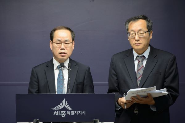 ▲ 세종시교육청 조성두 기획조정국장(우)과 이홍준 세종시청 교육지원과장(좌)이 24일 정례브리핑을 통해 ”세종시와 세종시교육청이 지역 교육자원을 발굴해 맞춤형 교육콘텐츠를 원스톱으로 제공키로 했다“고 밝히고 있다.ⓒ세종시