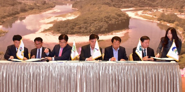 ▲ 지난 23일 최명서 영월군수, 이상천 제천시장 등 ‘중부내륙중심권 행정협력회’ 6개 시·군 시장과 군수가 강원도 영월 탑스텐동강리조트에서 정부 건의 6개 사업 공동건의문을 채택하고 서명을 하고 있다.ⓒ영월군