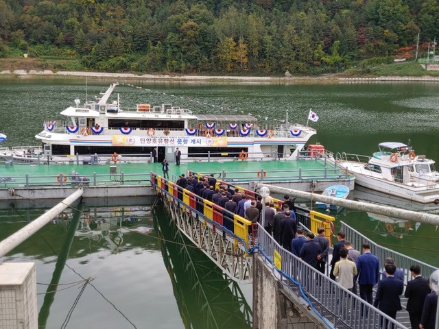 ▲ 24일 단양강에 유람선 제비호가 운항에 들어갔다. 9년 만에 재 운항에 들어간 제비호는 단양선착장을 출발해 수양개선사유물전시관까지 1시간을 운항한다.ⓒ단양군
