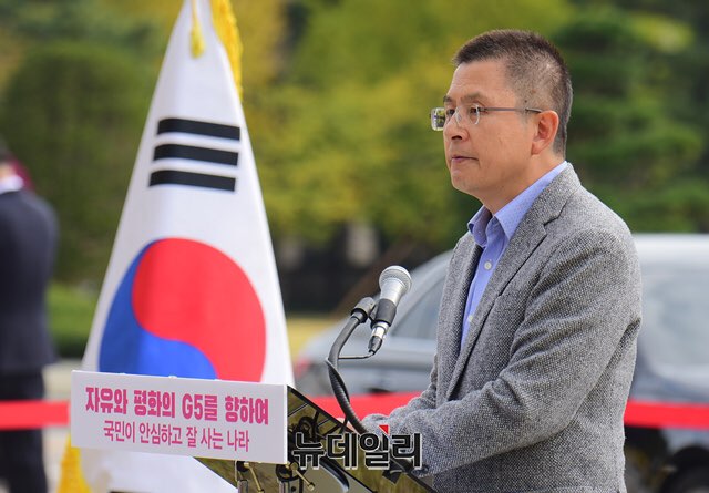 ▲ 황교안 자유한국당 대표가 24일 오전 국회 본청 앞에서 '자유와 평화의 G5를 향하여'를 주제로 민평론 외교안보 정책비전을 발표하고 있다. ⓒ이종현 기자