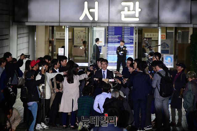 ▲ 정 교수 변호인단 김칠준 법무법인 다산 변호사는 이날 오후 6시께 취재진들에게 