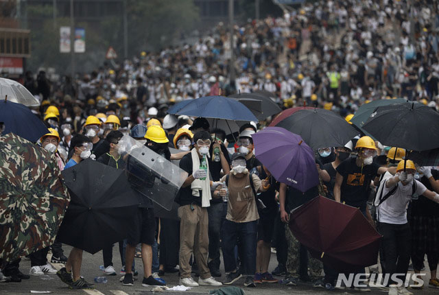 ▲ 송환법 반대 시위에 모인 홍콩 시민들. ⓒ뉴시스 AP. 무단전재 및 재배포 금지.