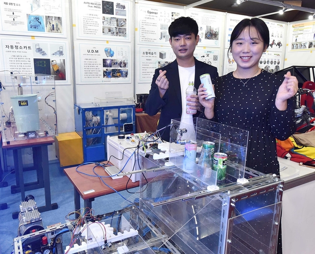 ▲ 영진전문대 졸업예정자들이 23일부터 3일간 2019 종합작품전을 갖는다. 사진은 ‘지구를 살리자’작품을 제작한 박준형(왼쪽), 이예리 학생 모습.ⓒ영진전문대