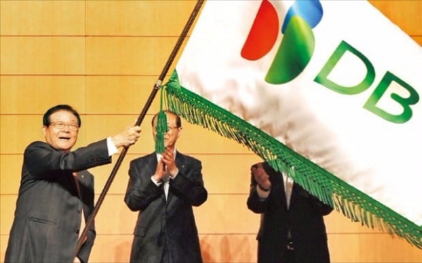 ▲ 이근영 DB그룹 회장이 지난 2017년 11월 서울 대치동 DB금융센터에서 열린 CI 선포식에서 새로운 그룹 깃발을 흔들고 있다. ⓒDB