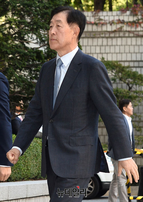▲ 법원 출석하는 최지성 전 삼성전자 미래전략실 사장
