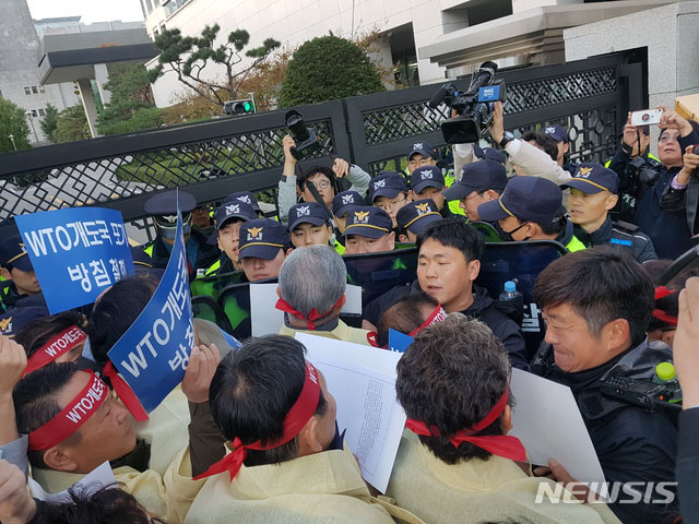 ▲ 전국농민회총연맹 등 농민단체 33개는 이날 정부서울청사 앞에서 WTO 개도국 지위 포기 결정에 격렬히 항의했다. ⓒ뉴시스. 무단전재 및 재배포 금지.