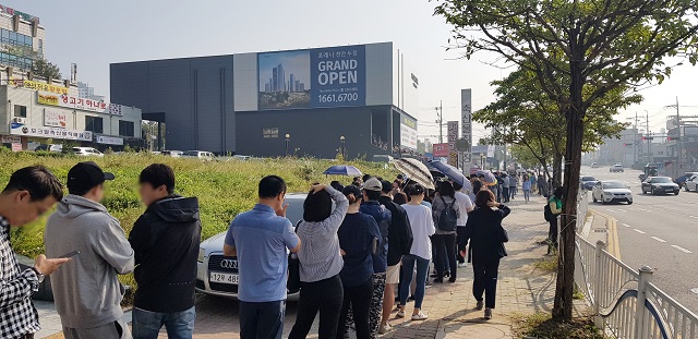 ▲ '포레나 천안 두정' 잔여가구 모집에 고객들이 긴 줄로 늘어서 있다.ⓒ한화건설