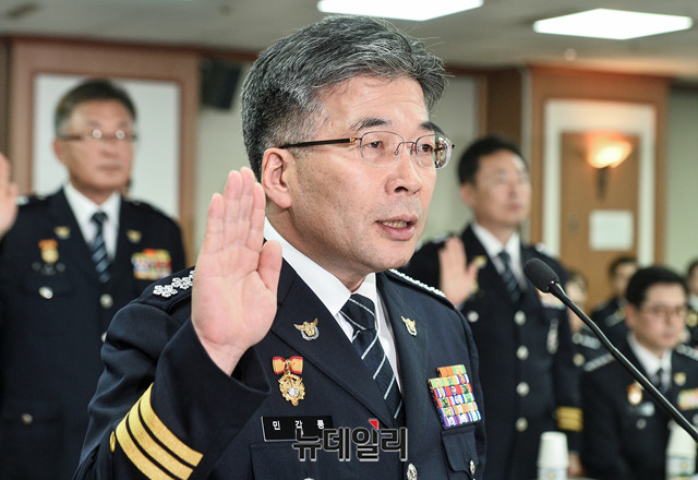 ▲ 민갑룡 경찰청장 및 경찰들이 지난 4일 경찰청에서 열린 국회 행정안전위원회의 경찰청 국정감사에 참석해 선서를 하고 있다. ⓒ박성원 기자