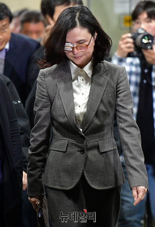 ▲ 지난 23일 오후 구속전피의자심문(영장실질심사)을 마치고 법원을 나서는 정경심(57·사진) 교수. ⓒ정상윤 기자