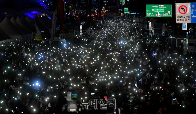 ▲ 문재인 퇴진을 촉구하는 '제3차 범국민대회' 본대회가 25일 오후 7시부터 광화문 광장에서 열린 가운데 시민들이 문재인 퇴진을 촉구하는 조명을 들고 있다. ⓒ정상윤