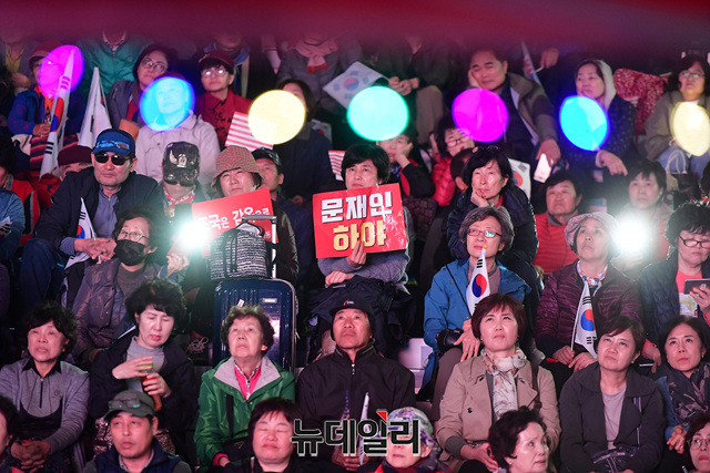 ▲ 참가자들은 조국 전 법무부 장관의 사퇴와 정경심 교수가 구속된 것을 언급하며 “다음은 문재인 대통령”이라고 말했다. ⓒ정상윤 기자