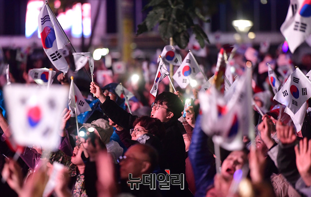 ▲ 투쟁본부는 철야 노숙 시위가 끝난 뒤에도 교보문고 앞으로 무대를 옮겨서 낮 12시까지 박정희 전 대통령 추도 국민대회도 진행할 계획이다. ⓒ정상윤 기자