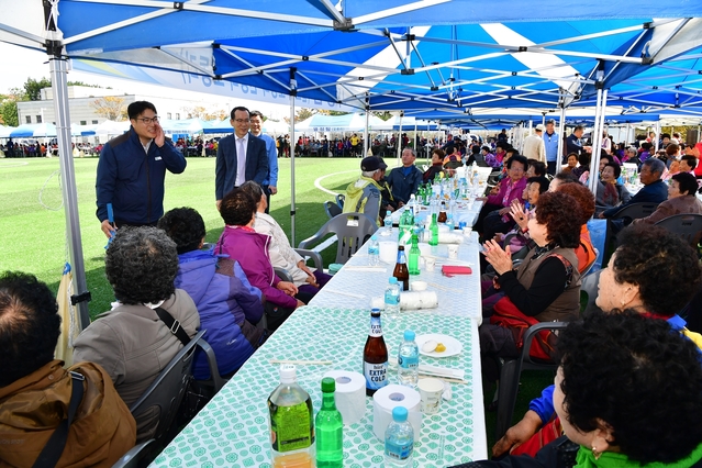 ▲ 노기경 본부장은 체육대회에 참석해 마을 부스를 방문하며 주민들과 덕담을 나눴다.ⓒ월성원전