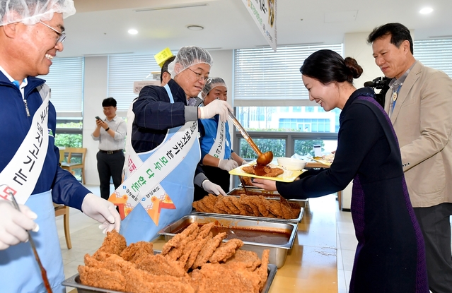 ▲ 이철우 도지사(왼쪽 두번째)가 25일 도청 구내식당에서 돈까스를 직원에게 직접 배식해 주고 있다.ⓒ경북도