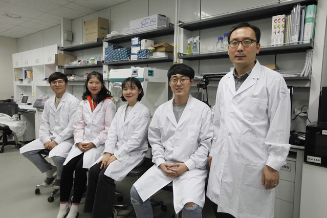 ▲ DGIST 뉴바이올로지전공 예경무 교수(우측 첫번째)와 연구팀.ⓒDGIST