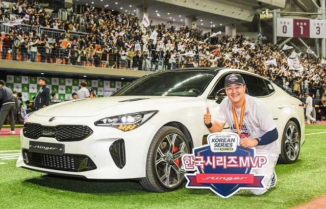 ▲ 한국시리즈 MVP 오재일 선수가 ‘스팅어’ 차량 앞에서 기념촬영을 하고 있다.ⓒ기아자동차