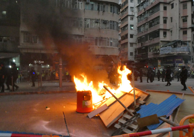 ▲ 10월 20일 카우룬(九龍) 시위 당시 시위대에 의해 불타는 바리케이드ⓒ허동혁