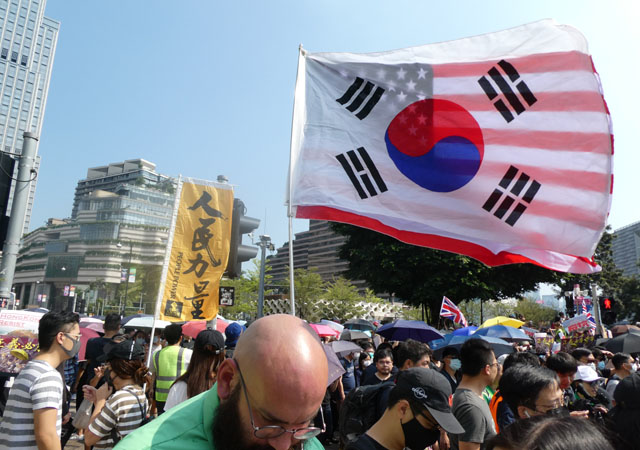 ▲ 10월 20일 카우룬(九龍) 시위에 태극기를 들고나온 미국인 시위대ⓒ허동혁