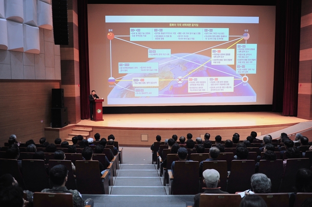 ▲ 군위군(군수 김영만)이 지난 25일 삼국유사교육문화회관에서 성낙인 전 서울대 총장 특강을 가졌다.ⓒ군위군