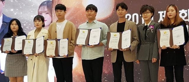 ▲ 지난 23일 열린 인증 수여식 장면(좌측 첫 번째 거북선신화 소속 금오공대 메디컬IT융합공학과 4학년 김은이 학생).ⓒ금오공대