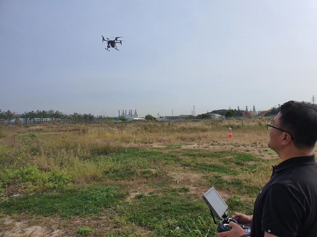 ▲ 이동주 한빛드론 UTC센터 부장이 산업용·재해구조용 드론 '매트리스 M210' 비행을 시연하는 모습. ⓒ연찬모 기자