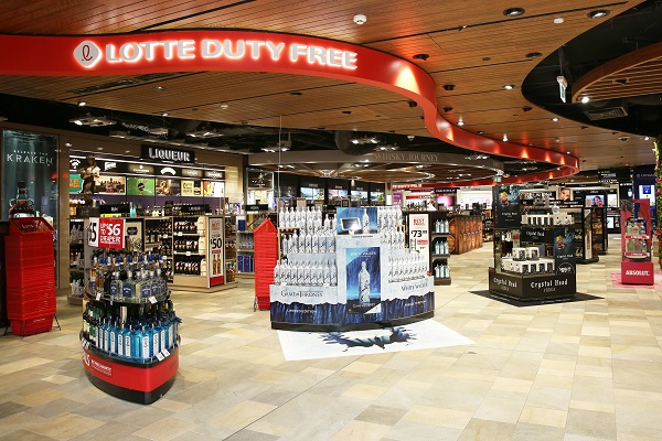 ▲ 상반기 12조 원에 육박하는 사상 최대 실적을 올린 국내 면세업계가 웃지 못하고 있다. 매출은 늘었지만 높은 수수료 때문에 막상 손에 쥔 돈은 얼마 되지 않는 데다, 작은 시장임에도 하반기 시내면세점이 추가로 생길 예정이다. ⓒ롯데면세점