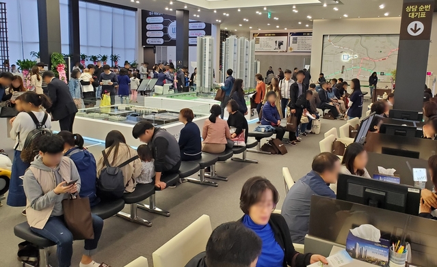 ▲ ‘대구역 오페라 W’에 지난 주말을 포함해 2만5천여명이 찾아 높은 관심을 보였다.ⓒ아이에스동서