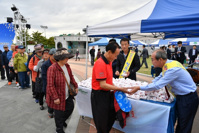 ▲ 이승율 청도군수(오른쪽)가 지난 25일 영·호남 문화교류대축전’에서 청도반시를 나눠주며 홍보하고 있다.ⓒ청도군