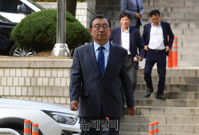 ▲ 이정현 무소속 의원이 28일 오후 서울 서초동 서울중앙지법에서 열린 본인의 항소심 선고공판에 출석하고 있다. ⓒ정상윤 기자