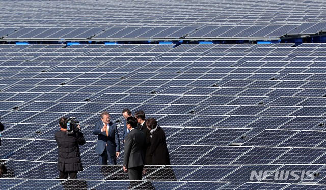 ▲ 문재인 대통령이 2018년 전북 군산시 유수지 수상태양광부지에서 열린 '새만금 재생에너지 비전 선포식' 행사를 마치고 수상태양광 시설을 돌아보고 있다. ⓒ뉴시스