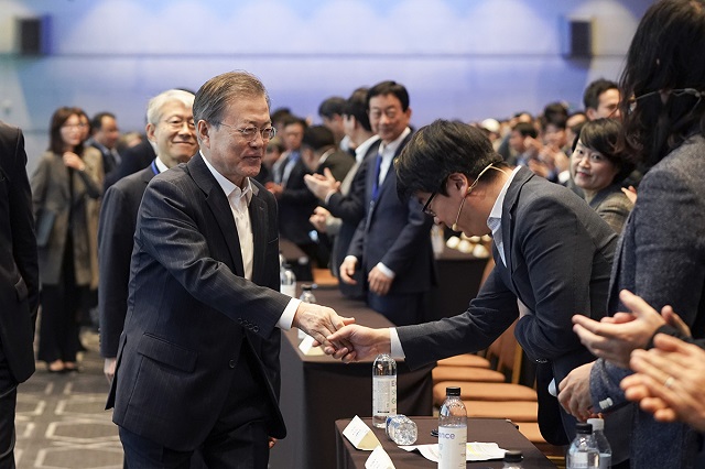 ▲ 문재인 대통령이 28일 서울 강남구 코엑스에서 열린 국내 최대 규모의 인공지능(AI) 주제 회의인 ‘DEVIEW 2019’에 참석, 관계자들과 인사를 나누고 있다. ⓒ청와대