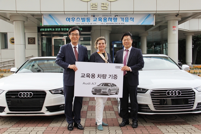 ▲ 아우디폭스바겐코리아와 한영모터스가 지난 25일 영남이공대(총장 박재훈) 자동차과 아우스빌둥프로그램 교육용 아우디 자동차 2대를 기증했다. (사진왼쪽부터 박재훈 총장,한독상공회의소 부대표 수잔네 뵈얼레,아우디폭스바겐코리아 조석호 팀장)ⓒ영남이공대