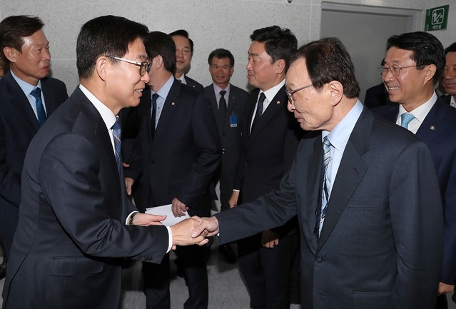 ▲ 양승조 충남도지사가 29일 국회에서 더불어민주당과 예산정책협의회를 갖기에 앞서 이해찬 대표와 악수를 하고 있다.ⓒ충남도