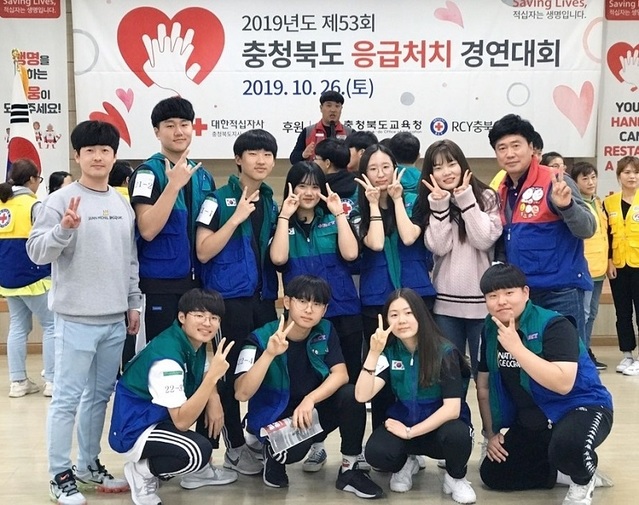 ▲ 지난 26일 청소년적십자 RCY충북지사가 개최한 충북응급처지 경연대회에서 보은중학교와 영동고등학교가 대상을 받았다. 사진은 영동고 장윤수 학생팀.ⓒ충북도교육청