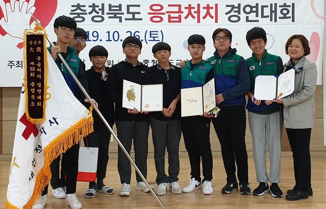 ▲ 보은중학교 학생들이 대상을 받은 뒤 지도교사와 기념촬영을 하고 있다.ⓒ충북도교육청