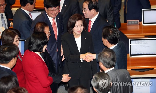 ▲ 자유한국당 나경원 원내대표가 29일 오전 국회 본회의장에서 교섭단체 대표연설을 마치고 동료의원들과 인사하고 있다.ⓒ연합뉴스