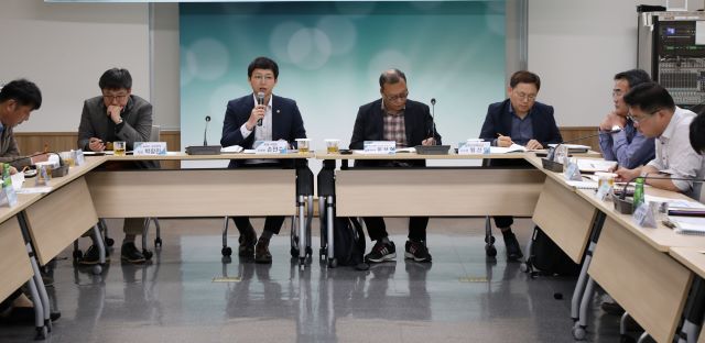 ▲ 세종시의회 손인수 의원(새롬․다정․나성)이 지난 28일 박성수 의원을 비롯해 한국수자원공사, 관계부서 공무원, 대전세종수돗물시민네트워크, 세종환경운동연합 등 수돗물 전문가와 시민단체들이 참석한 가운데 수돗물 음용률 제고와 제도개선을 위한 토론회를 가졌다.ⓒ세종시의회