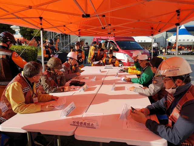 ▲ 도는 29일 유한킴벌리 김천공장에서 2019년 재난대응 안전한국훈련의 일환으로 공장화재에 의한 유해화학물질 누출을 가상한 현장 대응 훈련을 펼쳤다.ⓒ경북도