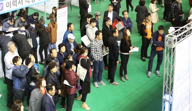 ▲ 29일 충주체육관에서 열린 '충주 일자리박람회'에 참가한 구직자들이 자신에게 맞는 일자리를 구하기 위해 구인게시판을 살펴보고 있다.ⓒ충주시