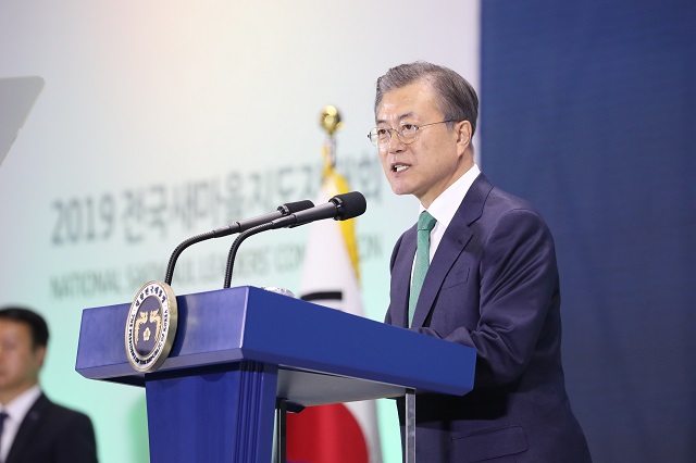 ▲ 문재인 대통령이 29일 경기도 수원시 수원종합운동장 실내체육관에서 열린 2019년 전국 새마을지도자 대회에 참석, 축사를 하고 있다. ⓒ뉴시스