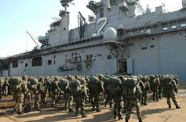 ▲ 2007년 포어 이글 훈련 당시 미군의 강습상륙함 에섹스 함을 타기 위해 대기 중인 한국 해병대원들. 한미 연합사의 시너지를 가장 많이 보여주는 곳이 해병대다. ⓒ美해군 공개사진-위키피디아 제공.