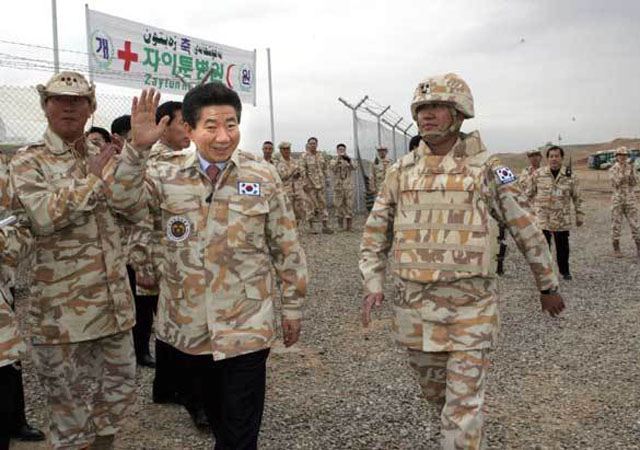 ▲ 2004년 12월 이라크 파병 자이툰 부대를 찾은 故노무현 대통령. 노 대통령은 취임 이후 자주를 외치면서도 미국과의 호흡을 맞추기 위해 과감하게 해외 파병을 했다. ⓒ연합뉴스. 무단전재 및 재배포 금지.