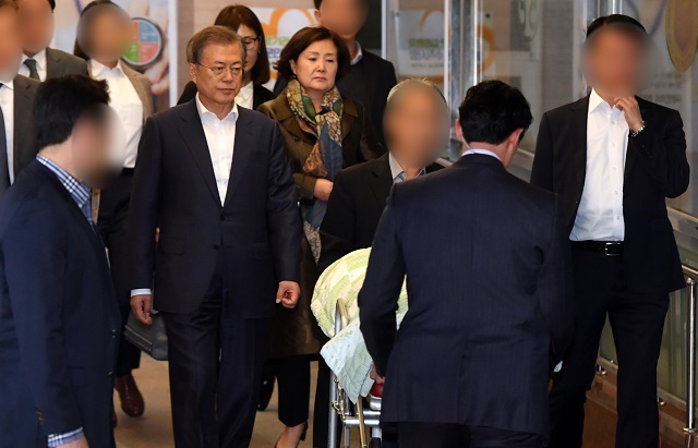 ▲ 문재인 대통령이 29일 오후 부산 중구의 한 병원에서 모친 강한옥 여사의 임종을 지켜본 이후 빈소로 이동하고 있다. ⓒ뉴시스