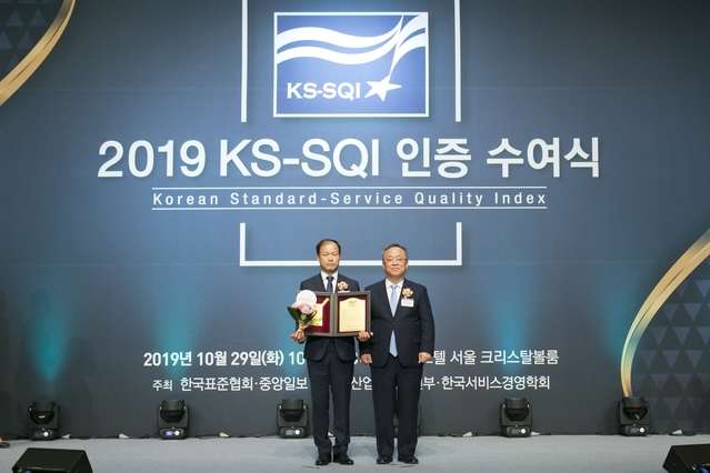 ▲ 10월 29일 서울 소공동 롯데호텔에서 열린 '2019년 한국서비스품질지수' 시상식에 참석한 롯데렌탈 이훈기 대표(왼쪽).ⓒ롯데렌탈