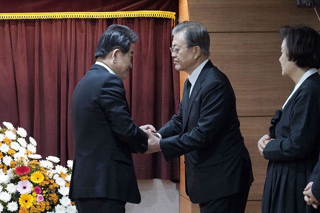 ▲ 문재인 대통령이 30일 오전 부산 수영구 남천성당에 마련된 모친 故 강한옥 여사의 빈소를 찾아 조문한 정동영 민주평화당 대표와 악수하고 있다. ⓒ청와대