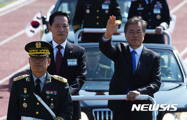 ▲ 2017년 국군의 날 당시 사열을 하는 문재인 대통령. ⓒ뉴시스. 무단전재 및 재배포 금지.