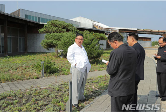 ▲ 금강산 관광시설을 둘러보며 철거지시를 하는 김정은. ⓒ뉴시스. 무단전재 및 재배포 금지.