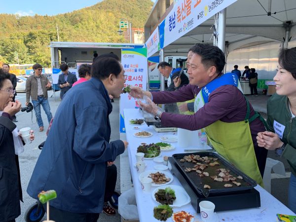 ▲ 조소행 충남농협 본부장이 30일 충남도 및 한돈자조금 등과 함께 한돈소비촉진 무료 시식행사를 가졌다.ⓒ농협 충남지역본부