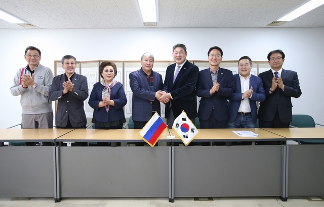 ▲ 사하공화국 친선교류단은 30일 오후 찾아 장경식 의장, 민인기 도의회 사무처장 등과 만나고 있다.ⓒ경북도의회